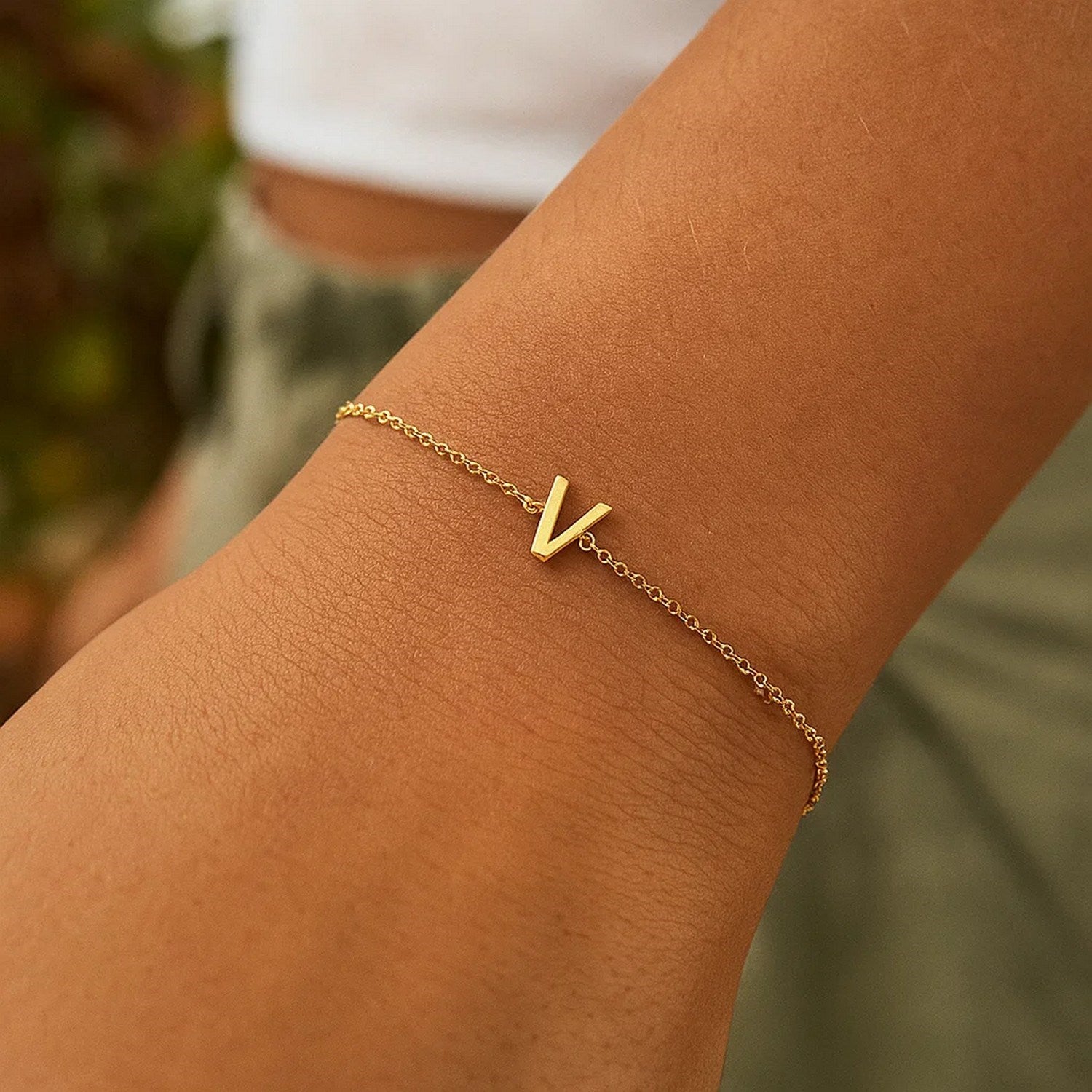 14K Yellow Gold Women's Mini Initial V Bracelet – 7 Inches – 14K Gold